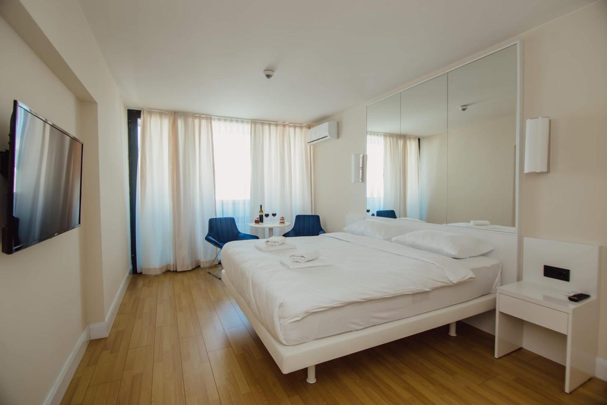 Luxury Beach Front Hotel Batumi Exterior photo
